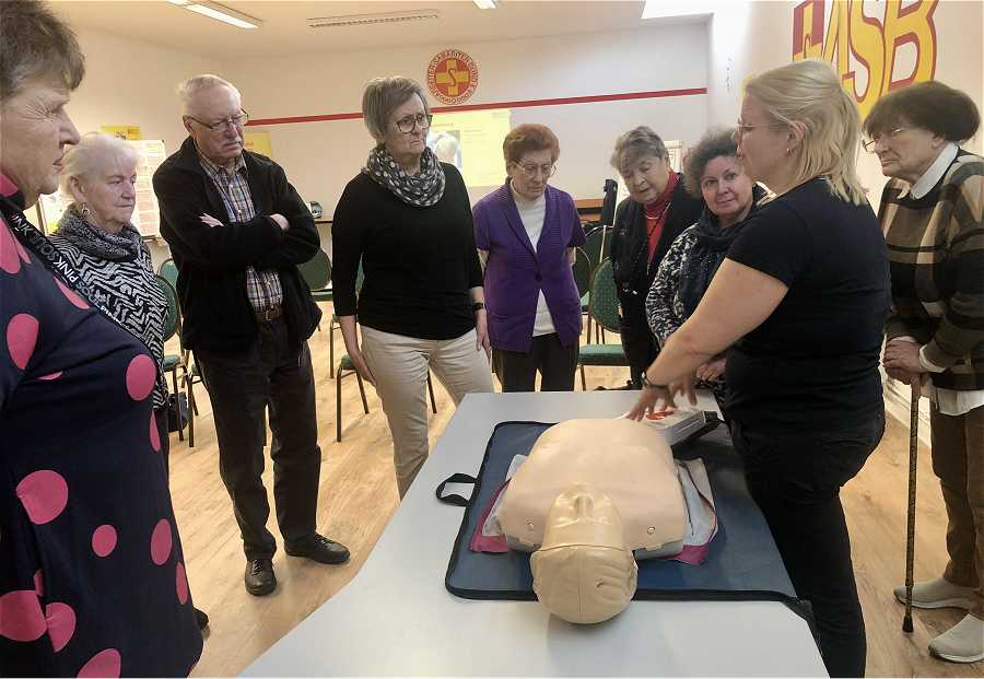 Der Ersthelfer brauchen nur den Anweisungen des Defibrillators zu folgen.